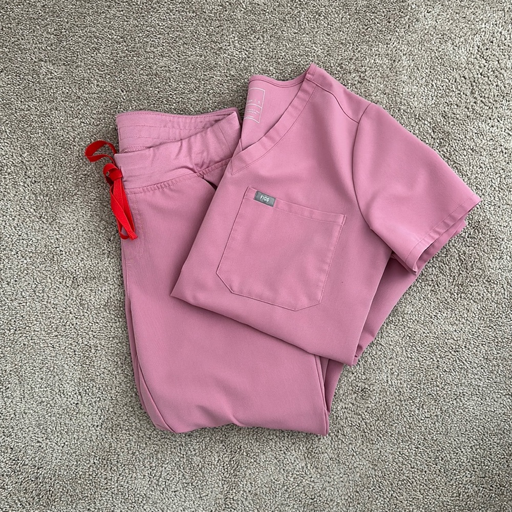 FIGS Chalk Pink Scrub Set S/SP